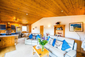 Raven Lodge with beautiful views of Loch Dochart
